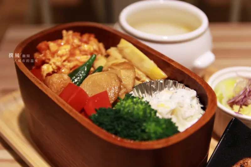 新店｜秋葵犬食堂，迷人的文青系手做便當，曾經的受虐犬變成可愛店寵飛撲而來，還有賣寵物餐點的寵物友善餐廳｜撰風 - 翻閱，城市的溫度