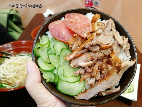 【板橋美食記】鼎街鴨香飯 板橋忠孝店 鴨肉飯 麻辣鴨血 魯肉飯 陽春麵 鴨肉盤 便當 小菜 CP值超高的銅板美食 外送平台的熱門店家