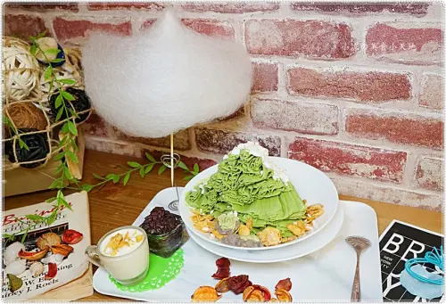 偷晴雪花冰果室║藏匿中友百貨巷弄內， 網美最愛浮誇系冰品，雪花冰加棉花糖超療癒，透沁涼又好拍，快揪姐妹淘一起來！