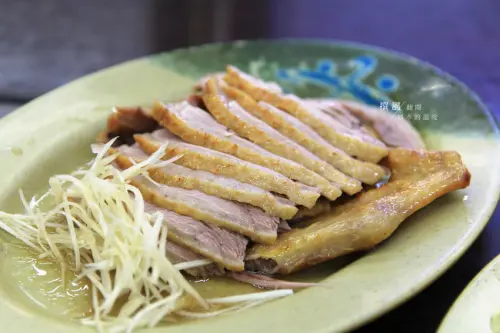 文山｜老爹鵝肉專賣店，煙燻鵝肉Q彈下飯，大碗米粉湯只要30元｜撰風 - 翻閱，城市的溫度