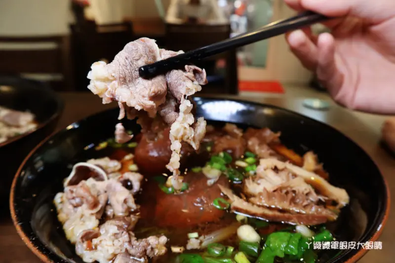 新竹牛肉麵推薦御噂醇汁牛肉麵館！加麵加湯不加價，必點醇汁正宗滿漢牛肉麵 - ㄚ綾綾單眼皮大眼睛