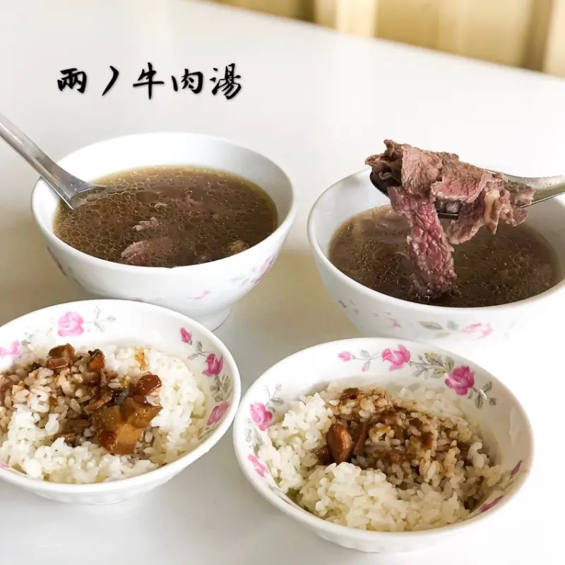 | 高雄美食 |早起才吃得到的牛肉湯/一天只營業四小時的老店/兩丿牛肉湯