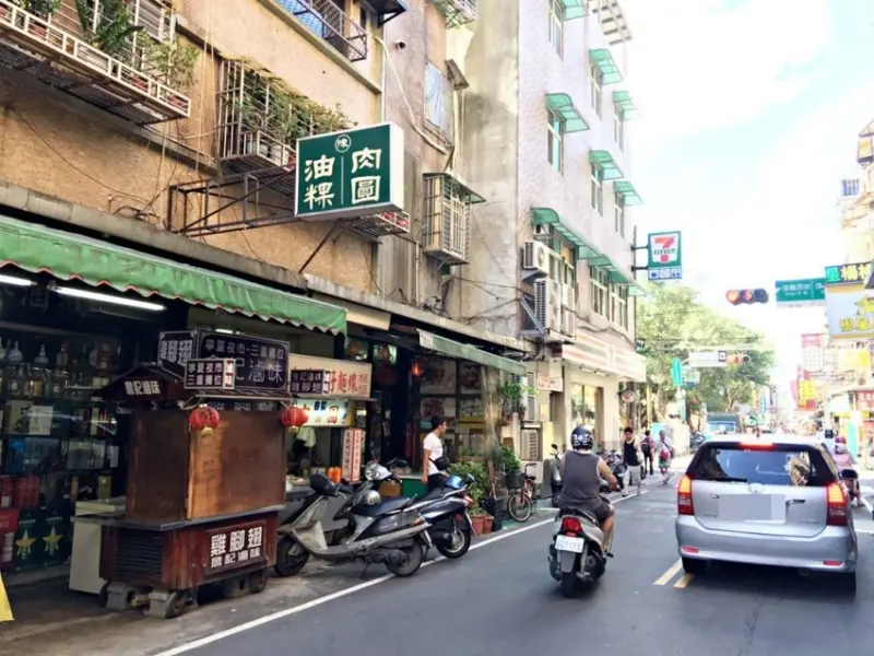 三重美食：陳記肉圓油粿(芋粿)，開了20年以上的 老店。捷運台北橋站 @吳大妮。Annie