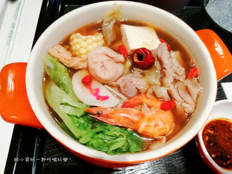 【台北信義區美食記】米塔精彩迷你鍋-微風南山店 平價美食 百元小火鍋推薦 昆布鍋、蕃茄鍋、藥膳鍋、泡菜鍋、麻辣鍋、起司牛奶鍋