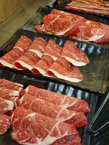 (胖樺食記)我心目中燒肉吃到飽第一名「哞哞屋和牛燒肉-西門店」/美國極黑和牛嫩肩沙朗澳洲厚切牛舌西班牙伊比利豬肋條挪威鮭魚吃到飽/萬華美食