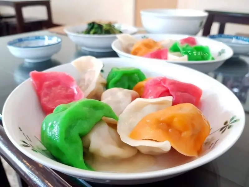 《高雄美食》圓元寶水餃館❤手作製作，繽紛4色彩色水餃~