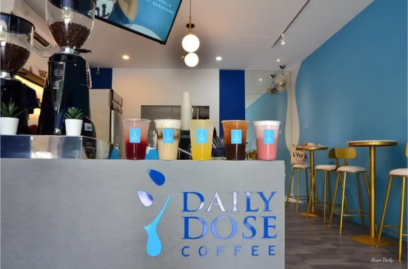 | 高雄美食 | 平價好喝的質感咖啡店/提供插座不限時/粉紅色樂芙拿鐵/滴滴咖啡 DailyDose Coffee