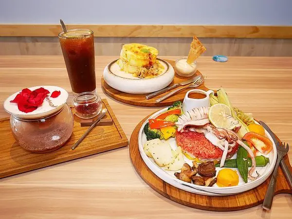 成真咖啡 台大店 - 台北大安區咖啡館，台北第三間分店緊鄰台大校園，彩虹飯、各種造型咖啡，每份餐點都是藝術品，9/30之前還有買二送一喔!