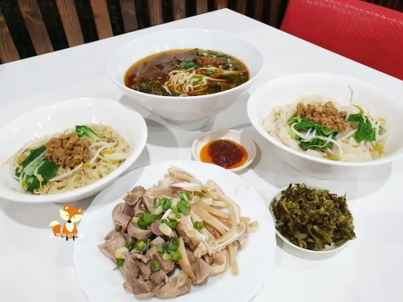 台中西區 │ 財登興牛肉麵館 誰說紅燒牛肉麵不能清爽一點 勤美綠園道周邊美食小吃推薦 特製辣椒一定要試試