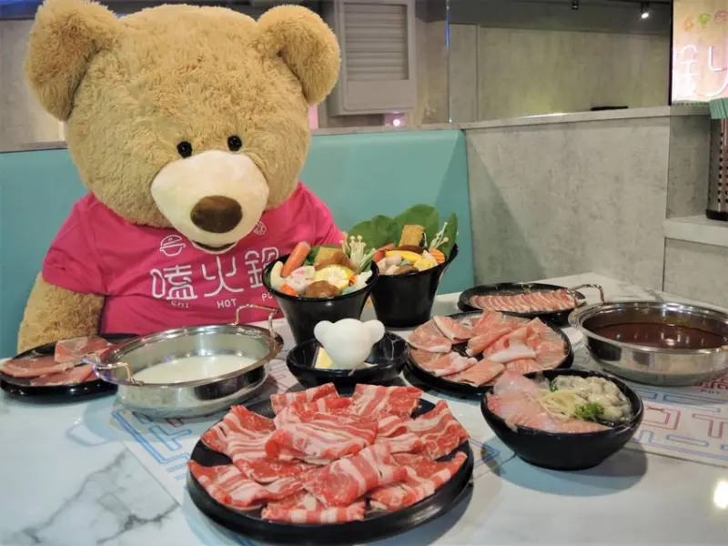 嗑火鍋｜和粉紅大熊一起吃火鍋！台灣究好豬配上起司牛奶小熊鍋！台北西門火鍋推薦