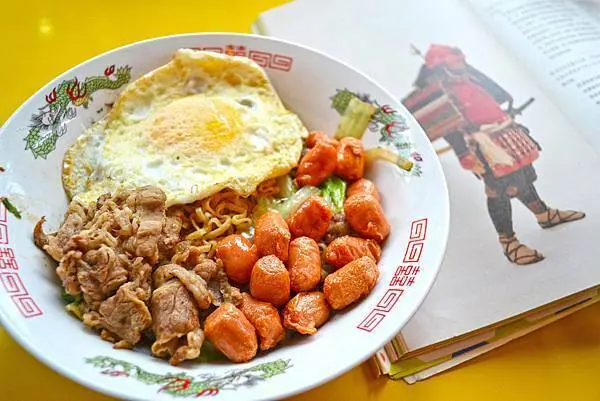 三峽人氣早午餐《富士商號》 織田信長炒泡麵、超大size臭豆腐堡 裏の菜單大公開！