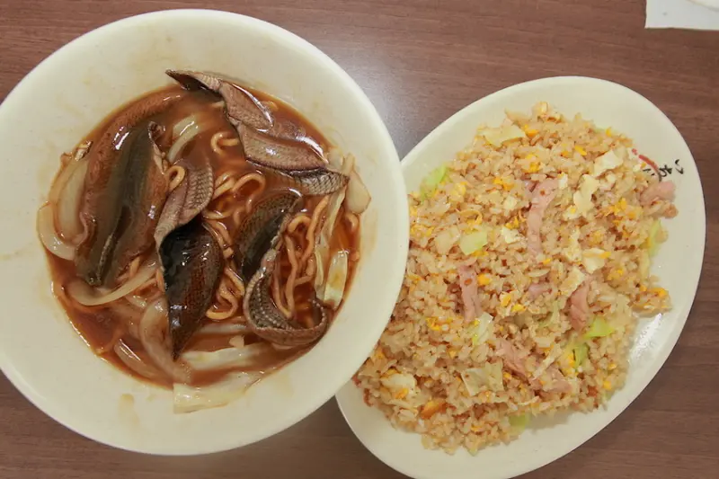 吃。台南|中西區|  年輕人投入台南傳統美食行業，剛剛開幕不到一年，肉絲蛋炒飯平民價40元，整體口感美味定價超值「祥興鱔魚意麵」。