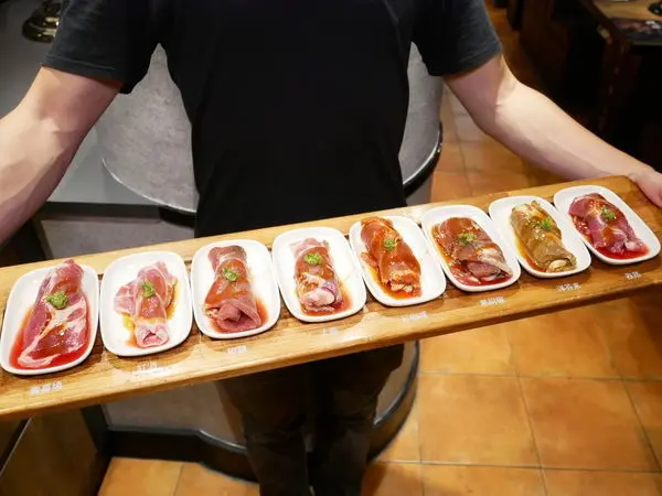 狸小路燒肉館 - 基隆廟口20年老店燒肉吃到飽，這邊也能吃到超夯八色烤肉，而且不是肥肥的五花肉，可以同桌不同價超特別