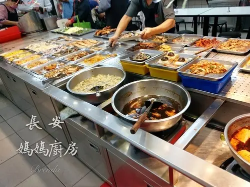【蘆洲自助餐】月底貧窮國的救星 ︳長安媽媽廚房 自助餐 菜色多樣 價格經濟實惠 ︳內用白飯、粥、炒麵任君吃到飽