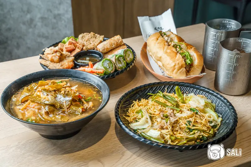 越南王西屯店｜台中平價越式料理，新品推薦 河粉米線升級酸辣口味，還有蔥爆牛肉口味的法國麵包