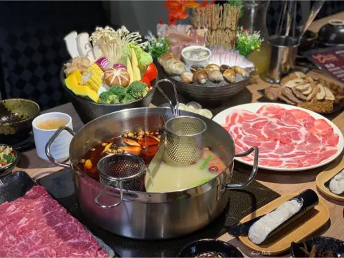 | 高雄美食 | 新開的牛肉海鮮鍋物/必點安格斯手切霜降牛超嫩/塔斯麻鍋物料理