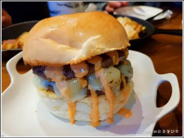 永和四號公園美食【GURU HOUSE PARK NO.4】白天吃鐵鍋蛋餅、漢堡、帕尼尼~晚上變身酒吧!!