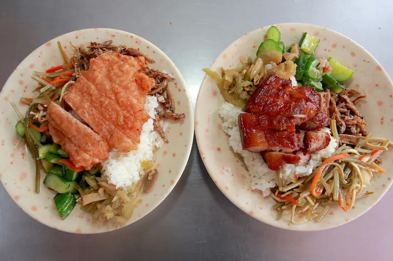 吃。高雄|左營區| 高雄知名排隊便當店，創辦人與小高有忘年之交，令人懷念の魯肉飯，位在漢神巨蛋百貨附近「梅家村排骨飯-巨蛋店」。