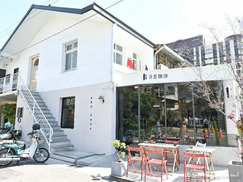 8豆珈琲｜彰化田中人氣咖啡進駐台中，純白色系裝潢好好拍，咖啡好喝，生乳酪只要銅板價！