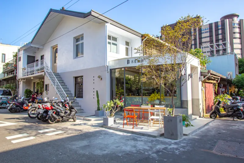 台中西區，從南彰化來的白色咖啡館-8豆珈琲~近美術館。 - 微笑Joe幸運