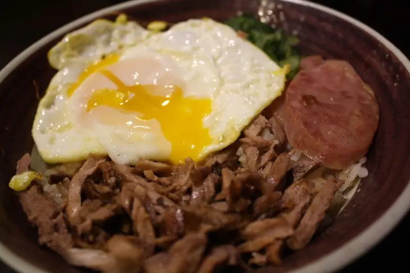 【三重美食】鼎街鴨香飯-誘人的半熟蛋搭配鹹香的鴨肉飯完美絕配,溪尾街美食推薦@東吃東吃到處吃