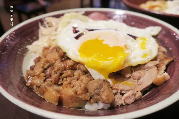 鼎街鴨香飯-三重溪尾店｜三重溪尾街銷魂鴨香飯！別忘了加顆誘人的荷包蛋，還有麻辣鴨肉丸子湯麻而不辣超順口！