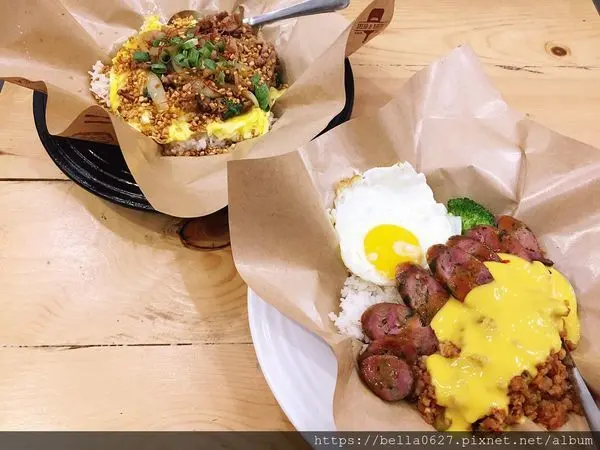 【高雄鹽埕-泰泰我要】泰式紙包銷魂滑蛋牛逼飯，隱藏在西子灣附近的平價小館，九層塔香腸起司打拋豬讓你直呼『泰好吃，還想要』~