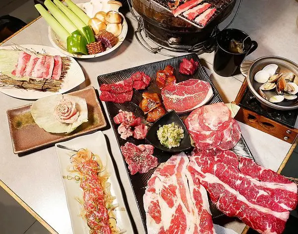火之舞蓁品燒和牛放題 - 台北東區燒肉吃到飽，主打美澳和牛以、頂級海鮮且啤酒暢飲不加價，男女收費不同，壽星當天用餐免費