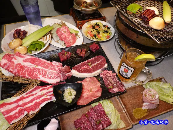 台北東區燒肉吃到飽/捷運忠孝敦化美食【火之舞蓁品燒 和牛放題】生日用餐送蛋糕。當日壽星慶生(請壽星免費吃和牛燒烤吃到飽)推薦#東石生蠔/美澳和牛/熟成翼板牛排/岩鹽海草蝦/烤鮭魚飯糰/金賓HIGHBA
