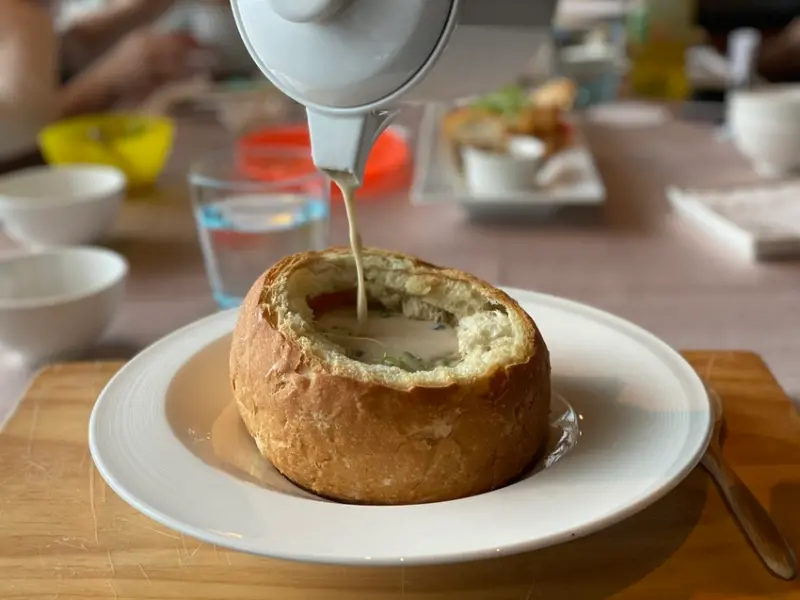 台北。美麗信花園酒店。二樓池畔餐廳「光廊Light Café」推出日式珍珠海景咖哩套餐，珍珠控手刀起速速品嚐。