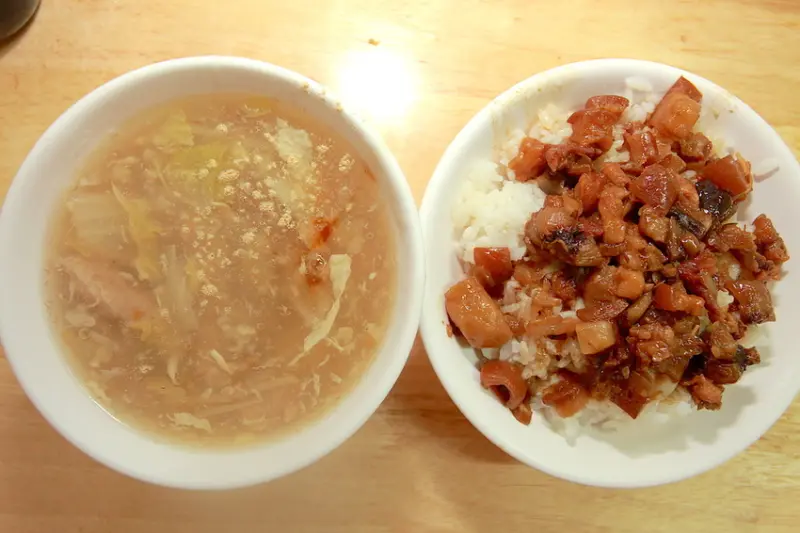 吃。高雄|楠梓區| 隱藏在莒光市場裡面，在地超知名傳統美食，整體口感中規中矩定價超值「莒光肉燥飯」。