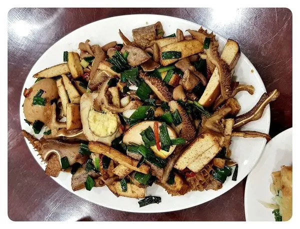 苗栗縣頭份市[中華水餃館]據說和斗煥坪水餃館是親戚?還是分店之類的~ 葱油餅不錯吃, 雜不囉嗦滷味快炒挺有特色的!!2019食記