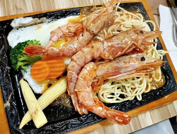 苗栗頭份[靠!有牛 厚切牛排] [靠！有牛炙燒牛排館]尚順購物中心附近的新開不久牛排店, 還有公有停車場, 停車方便之2019食記 天使紅蝦排~