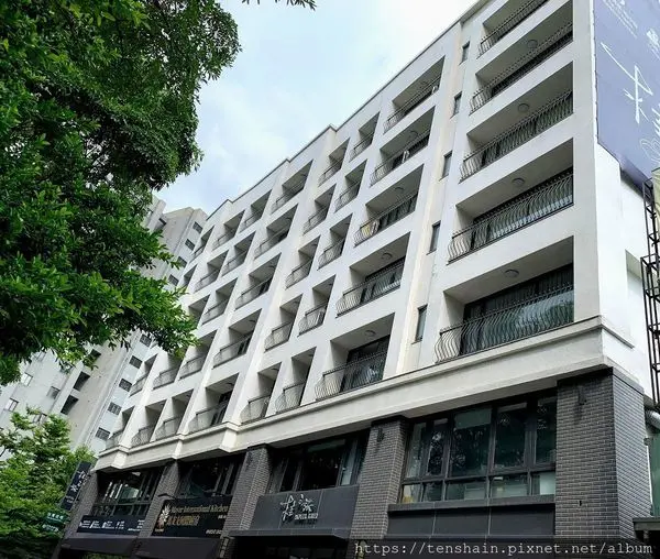 [台中旅館推薦]桂之旅-公設房間篇/精緻典雅雅痞風/設備新穎高端/iMac公用電腦太迷人/鋁鎂合金無線充電座超酷/