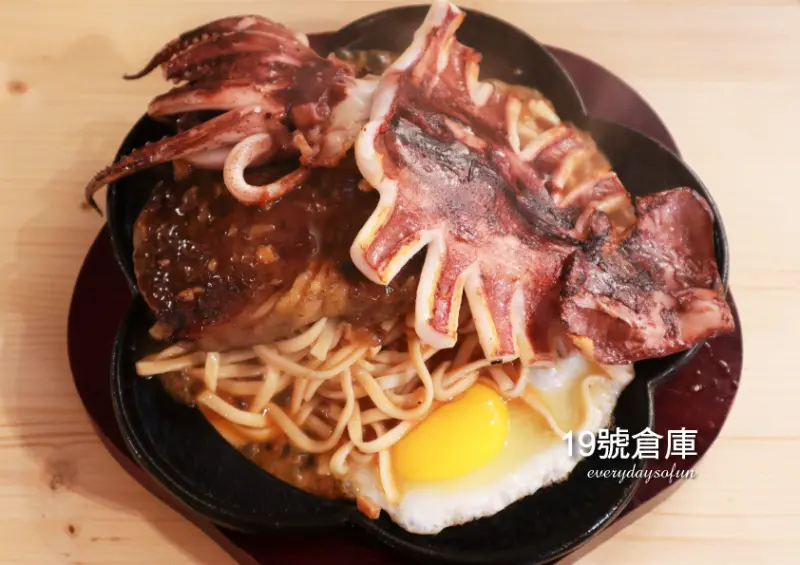 ∥嘉義食記∥吃飽飽的嘉義平價牛排推薦，19號倉庫鐵板牛排，多項副食無限取用，珍珠奶茶喝到飽！