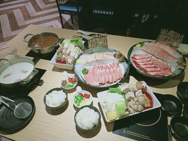 捷運鍋物美食大坪林站火鍋推薦－鬼椒一番鍋！！極致豪華版的澳洲和牛菲力、霜降與小海陸雙拼＊火鍋界的美食饗宴＊