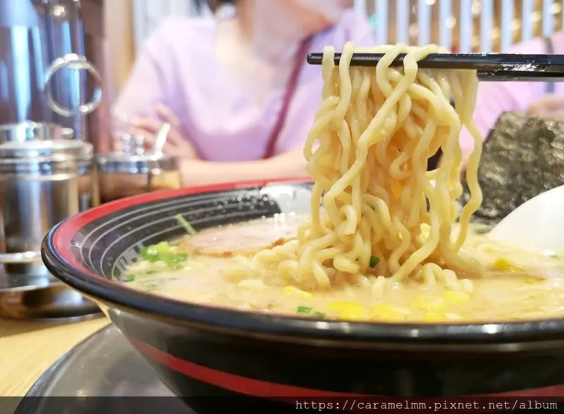 【台中梧棲】屯京拉麵 台中三井店 來自東京池袋的人氣豚骨拉麵 嚼勁十足捲心麵條 濃郁湯頭齒頰留香 台中三井outlet