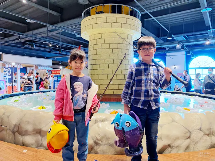 參觀免費~世界唯一的巨無霸旋轉釣魚機！體驗虛擬釣魚、海洋教育、親子DIY，來當一下天才小釣手吧 ! 全台唯一釣具觀光工廠  寶熊漁樂碼頭 ｜台中親子景點推薦