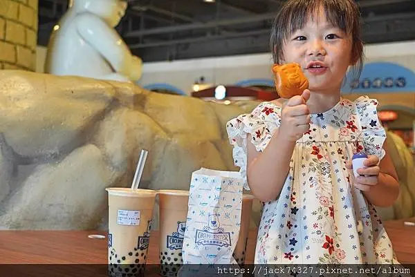 {台中景點}二訪台中全新景點隱身在市區的釣魚王國「寶熊漁樂碼頭」，必玩巨無霸釣魚機，還有超級可愛BO熊雞蛋糕、BOBO 鮮奶茶。