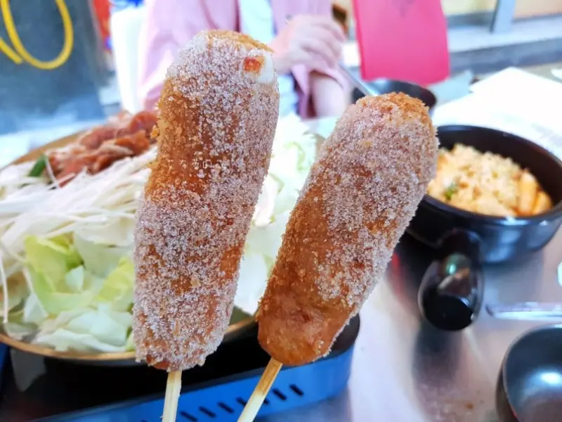 《高雄美食》明朗米熱狗（巨蛋店）❤北高雄2號店~韓國老闆的超牽絲莫札起司米熱狗！