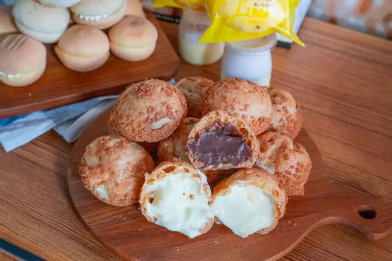 桃園甜點 豐 蛋糕咖啡烘焙館｜酥脆NG泡芙、醇香生乳捲，銅板價就能享受的小確幸！ · 算命的說我很愛吃