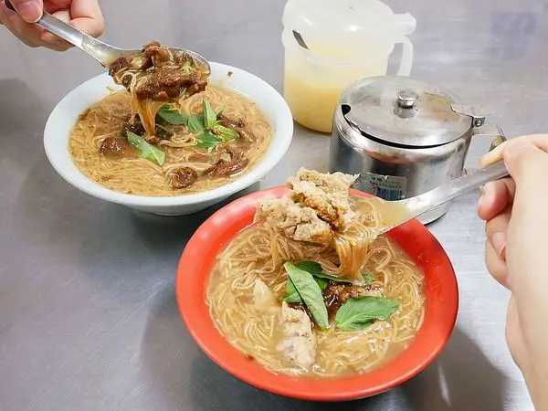 阿軒大腸麵線 - 新北八里大腸麵線，古早味麵線糊、鹹香不肥膩大腸、扎實夠味胡椒肉羹，三者搭配店家特調醬汁別有風味