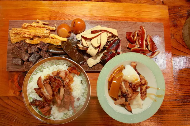 吃。台南|中西區|  充滿農村古厝氛圍很舒服，專賣冰糖滷味各式料理，整體口感定價合理範圍「阿豪牛車庒冰糖豬腳-台南店」。