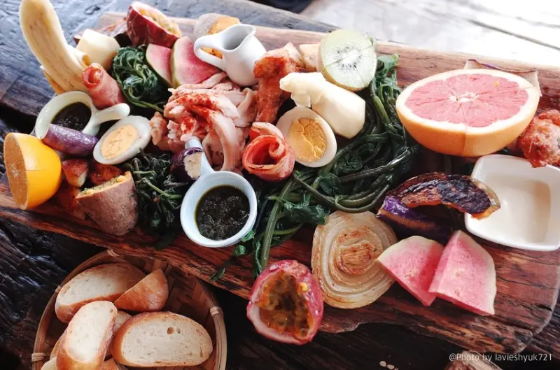 ｜關於美食（台東 x 我在玩-玩冰箱）｜禾乃氏口袋食堂分享日誌－東海岸最夢幻路邊攤，超豐盛木盤原野風早午餐。