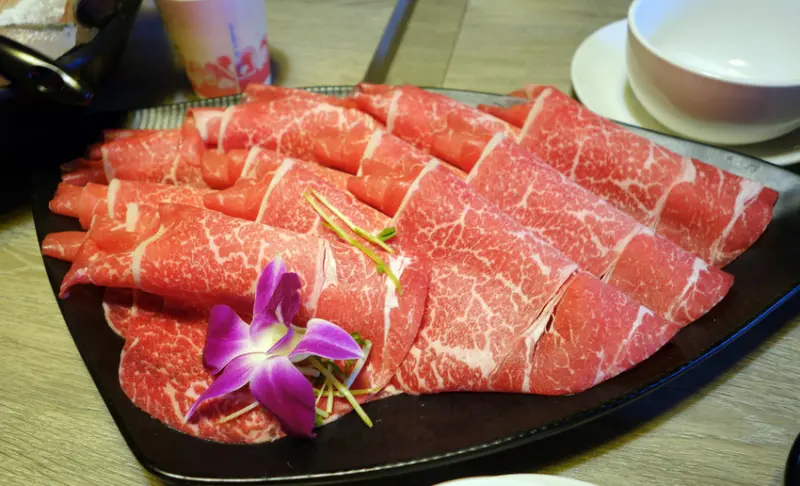 【食記】築間幸福鍋物。新開幕肉質好菜盤豐富的中壢小火鍋推薦-桃園中壢永福店(含菜單、優惠)