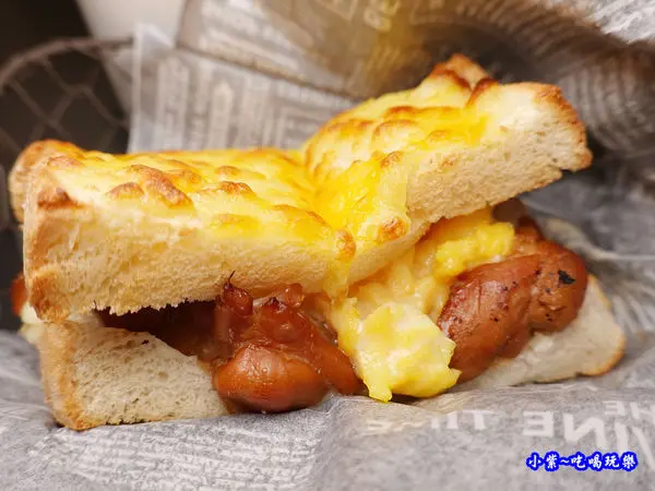 板橋早午餐/窯烤起士吐司【吃吐吧窯烤吐司板橋埔墘店】外酥內軟"湯種吐司"自製醬料。超過20種甜、鹹口味現烤吐司三明治/打卡送紅茶(食記+MENU)寵物友善店家