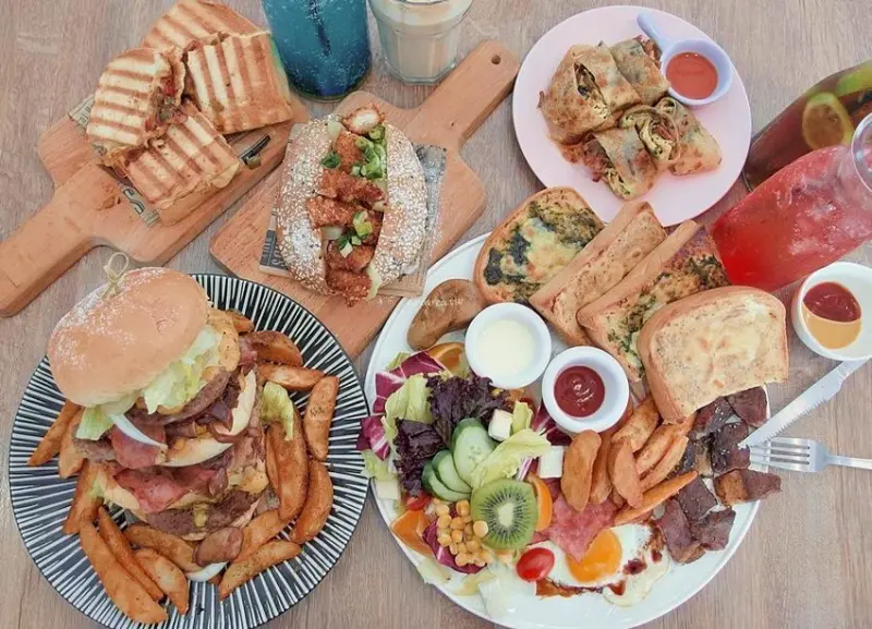 日初饌輕食工坊｜新開幕大份量早午餐 20公分爆炸牛魔王 公主病得不輕 逗趣氣泡飲 好拍網美打卡店