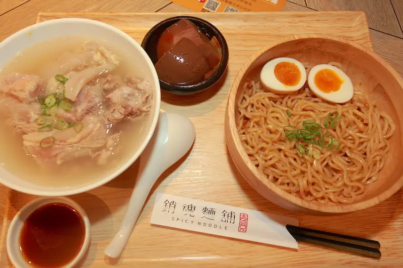吃。台南|中西區| 新店報報，號稱銷魂的麵舖來到台南市，是大師兄不是大哥哥喔！整體口感美味定價稍微偏貴「大師兄銷魂麵舖-台南店」。