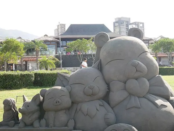 八里沙雕展 - 新北八里限時展覽，城市沙雕藝術裝置，夜晚更搭配炫目燈光，白天黑夜各有不同風貌，活動只到10/14