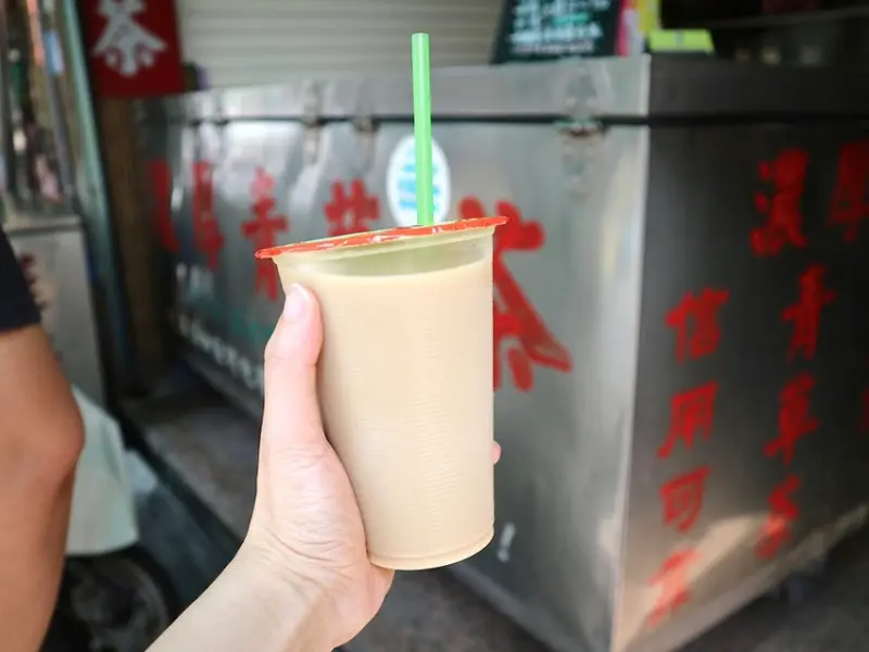 雪峰濃厚青草茶舖：薄荷牛奶你喝過嗎？又濃又涼的青草茶香，搭配濃郁乳香｜屏東老字號三十年濃厚青草茶老店 - 進食的巨鼠